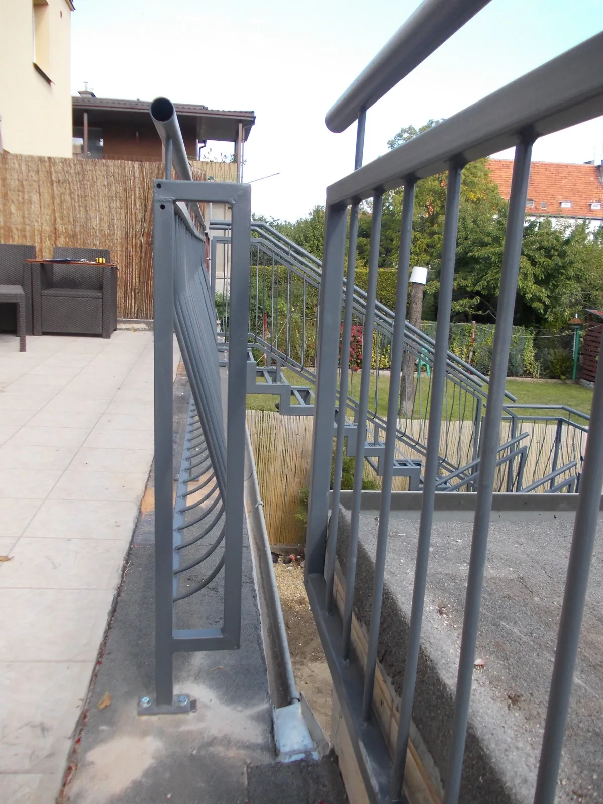 Balustrada tarasowa z klatką schodową przy domu