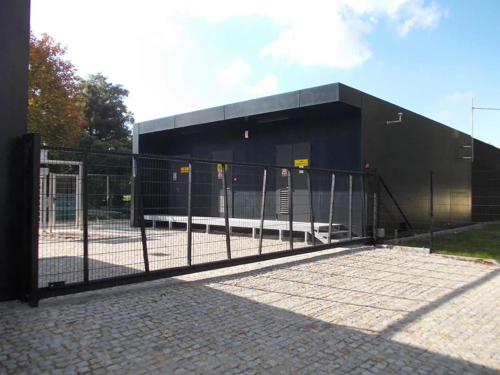 Szeroka brama przesuwna z paneli siatkowych przy wrocławskim ZOO