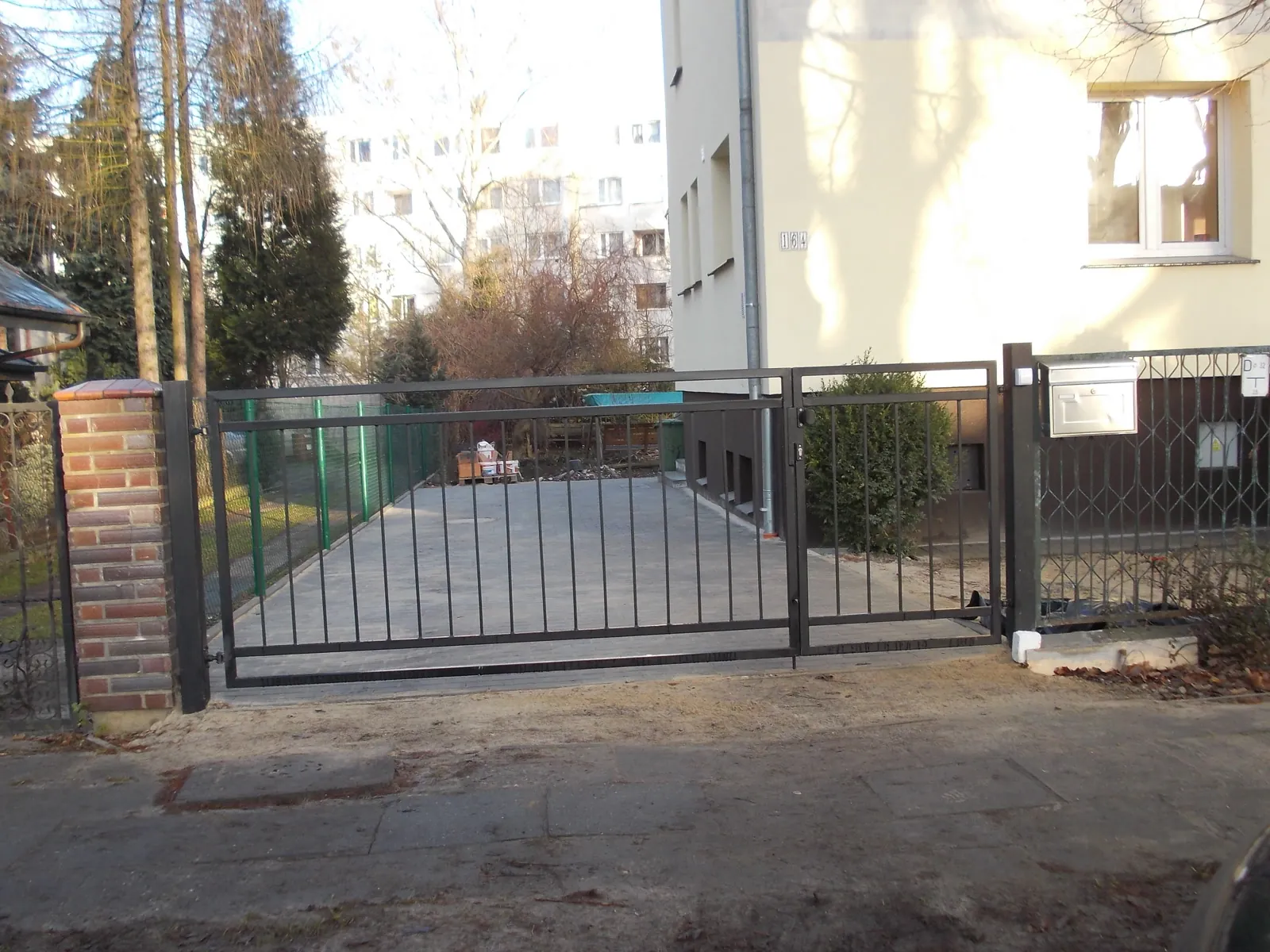 Brama przesuwna z dopasowaną furtką ozdobną przy posesji