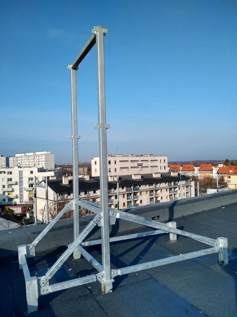 Ocynkowana konstrukcja stalowa pod reklamę na dachu budynku