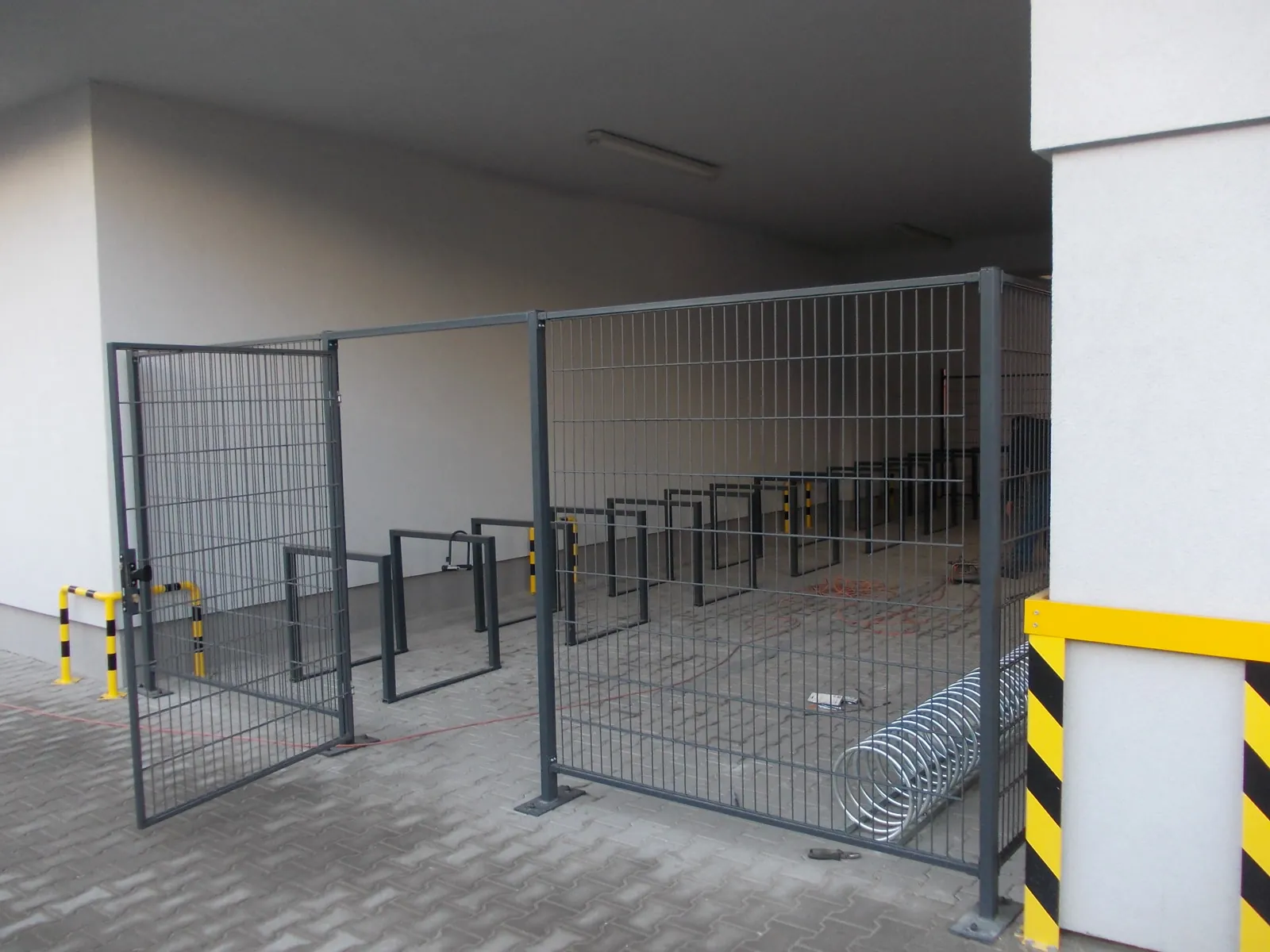 Ogrodzenie panelowe z bramką przy parkingu rowerowym